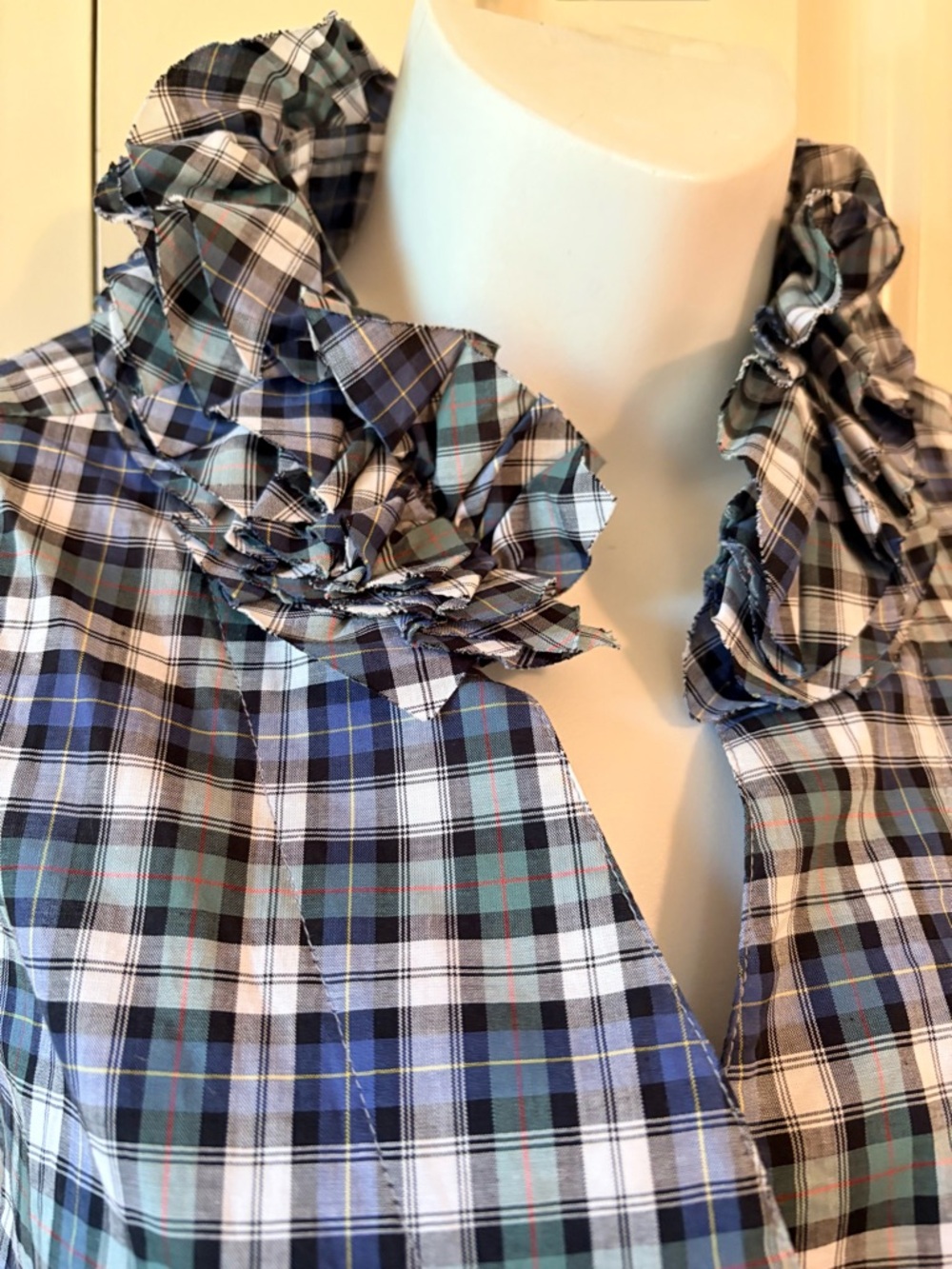 Ladies Plaid Ruffle Collar Sleeveless top - Blue & White, size L - Picture 2 of 5
